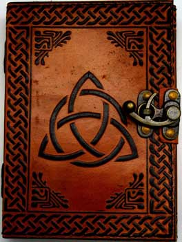 Triquetra leather w/ latch